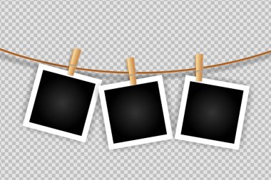 İzole edilmiş şeffaf arkaplanda kırpma yolu ile boş polaroid fotoğraf çerçevesi asılı