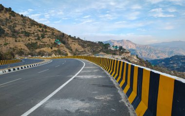 Dağdaki üstgeçitte mavi gökyüzü olan Chandigarh Shimla Karayolu Üstgeçidi.