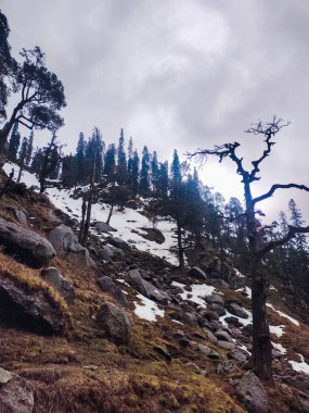 Kareri beyaz karlı dağları bulutlu gökyüzünün altında. Kareri dağlarında harika bir gün, Himachal Preadesh