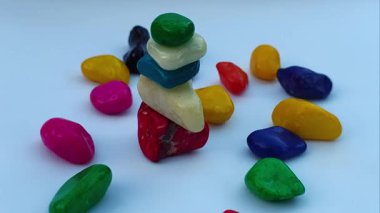 Çoklu Renk Taşları Piramidi zen, ahenk ve dengeyi simgeliyor