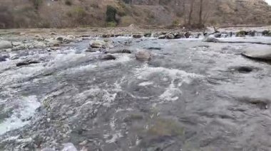 Bir yudum su. Sloan Himachal Pradesh 'te akan nehir suyunun güzel manzarası Aswani Khad (nehir).