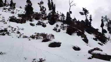 Donmuş Kareri Gölü ve Dağları beyaz kar ve suyla kaplı ve donmuş gölde bir omm işareti yaptı. Dharamshala Himachal Pradesh.