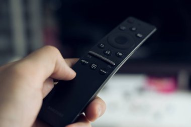 CHIANG MAI, THAILAND - 26 Mayıs 2023: Kadın uzaktan kumanda kullanıyor ve Netflix 'in web sitesini izliyor. Netflix uluslararası alanda popüler oluyor.