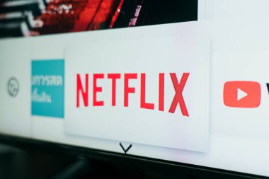 CHIANG MAI, THAILAND - 26 Mayıs 2023: TV 'de Netflix uygulamasını kapat. Netflix uluslararası alanda popüler oluyor.
