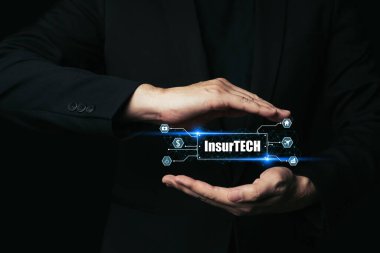 Sigorta teknolojisi (Insurtech) konsepti, İş adamı koruma sigorta teknolojisinin eli.