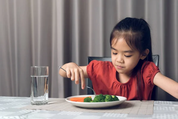 Asiatisches Kleines Mädchen Isst Gesundes Gemüse Mit Genuss — Stockfoto