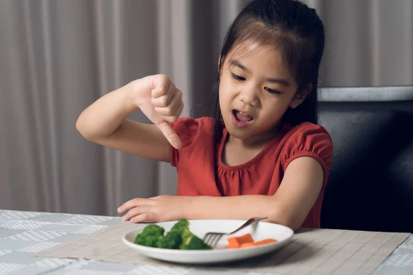 Kleine Süße Mädchen Weigern Sich Gesundes Gemüse Essen Kinder Essen — Stockfoto