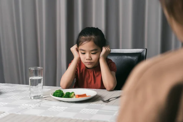 妈妈告诉她可爱的孩子吃有用的蔬菜 但孩子拒绝吃 — 图库照片