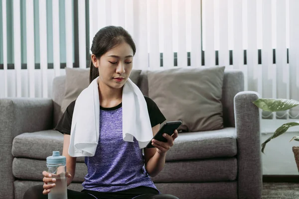 Asijské Žena Hrát Smartphone Doma Během Přestávky Jógy Cvičení Pití — Stock fotografie