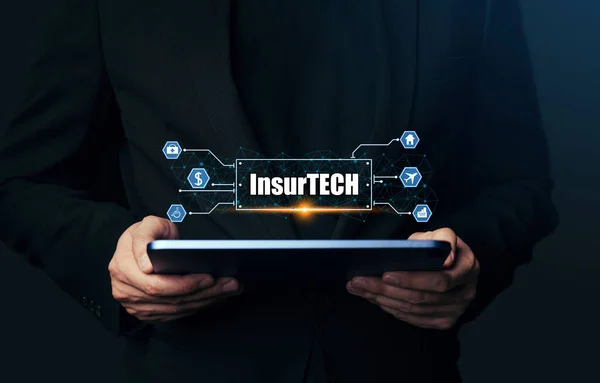 保険技術 Insurtech の概念 タブレット上のデータ情報を探しているビジネスマンの手 — ストック写真