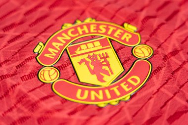 CHIANG MAI, THAILAND - 30 Haziran 2023: Yeni ev tişörtü İngiliz futbol kulübü Manchester United forma amblemi.