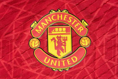 CHIANG MAI, THAILAND - 30 Haziran 2023: Yeni ev tişörtü İngiliz futbol kulübü Manchester United forma amblemi.