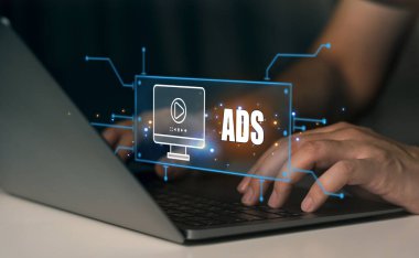 Dijital pazarlama kavramı, online reklamlar, web sitesi ve sosyal medya reklamları hakkında dizüstü bilgisayarda çalışan bir adam..