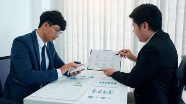 İş adamlarıyla takım çalışması masabaşı analiz grafiği toplantı odasında..