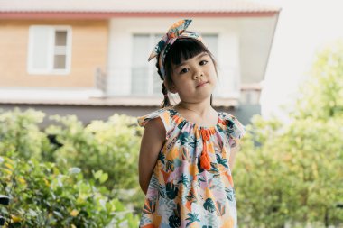 Genç Asyalı kız mutlu bir şekilde poz veriyor..