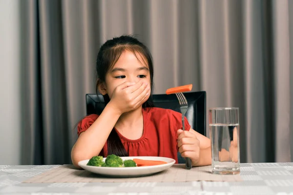 Kleine Süße Mädchen Weigern Sich Gesundes Gemüse Essen Kinder Essen — Stockfoto