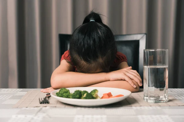 可爱的小女孩拒绝吃健康的蔬菜 孩子们不喜欢吃蔬菜 — 图库照片
