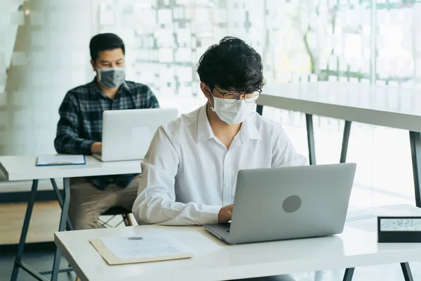 Colega Asiática Trabaja Mientras Usa Una Máscara Oficina Durante Covid —  Fotos de Stock