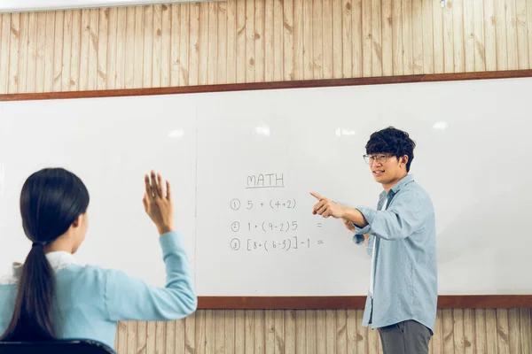Asyalı Erkek Öğretmen Sınıfta Öğrencilere Öğretiyor — Stok fotoğraf