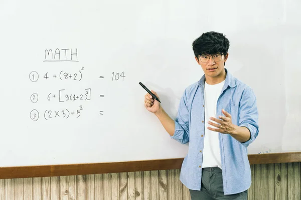 Asiatique Professeur Masculin Enseigne Étudiants Salle Classe Tout Pointant Vers — Photo