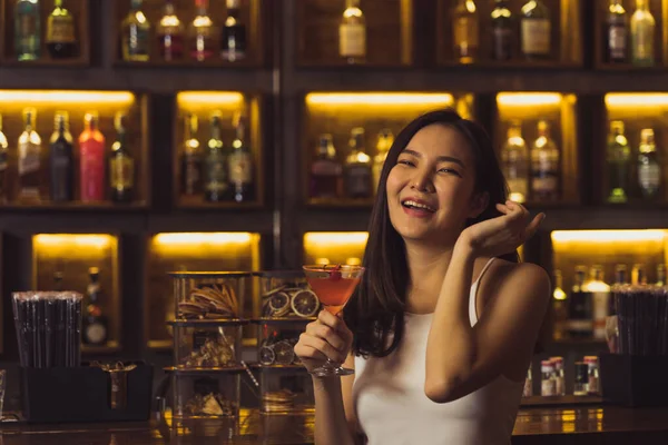 Asyalı Kadınlar Kokteyl Içip Geceleri Barda Eğleniyorlar — Stok fotoğraf