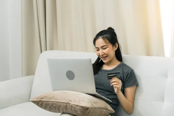 Asiatisk Kvinna Som Innehar Ett Kreditkort För Online Shopping Medan — Stockfoto