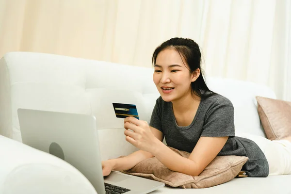 Asijská Žena Držící Kreditní Kartu Pro Line Nakupování Při Sezení — Stock fotografie