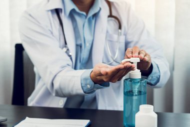 Doktor elini el dezenfektanına bastırdı..