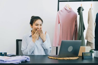 Genç Asyalı girişimciler online alışveriş yoluyla büyük siparişler verilmesinden heyecan duyuyorlar.