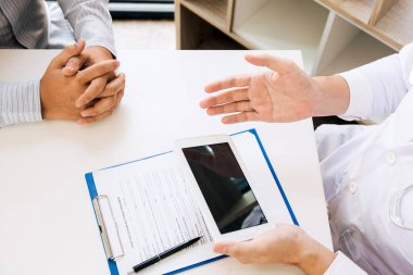 Doktor ilacın özelliklerini hastaya açıklamanın yanı sıra eşlik eden belgeleri de sunuyor..