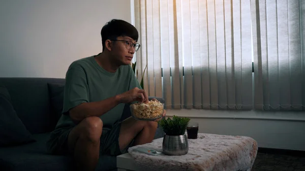 Asian Man Watching Living Room Series While Eating Popcorn Night — Stock Photo, Image