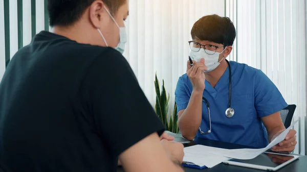 Doktorlar Salgın Sırasında Maske Takan Bir Hastanın Hastalığının Tedavisini Açıklıyorlar — Stok fotoğraf