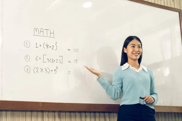 Guru Perempuan Asia Mengajar Siswa Kelas Sambil Menunjuk Pada Angka — Stok Foto