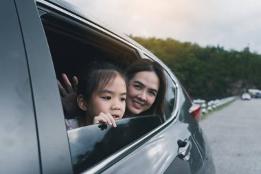 Yaz tatili mutlu anne ve kız eğleniyor. Aile tatili ve seyahat kavramı..