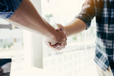 İnşaat işçisi olan iki mühendis apartman dairesinde ustabaşını karşılıyor..