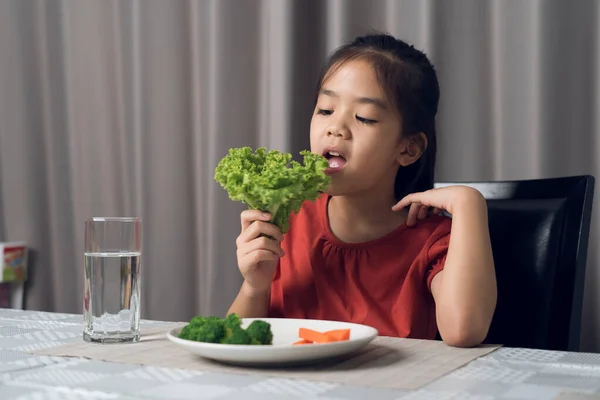Asiatisches Kleines Mädchen Isst Gesundes Gemüse Mit Genuss — Stockfoto