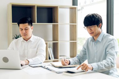 Birlikte ofiste çalışan iş adamları.