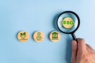El ele tutuşan büyüteç odaklı kısaltma ESG. ESG çevre, sosyal ve yönetim kavramı. Sürdürülebilir şirket geliştirme.