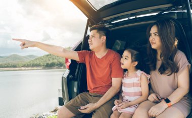 Yaz tatilleri. Mutlu aile en sevdikleri arabayla gezinin tadını çıkarıyor. Tatil ve seyahat aile kavramı.