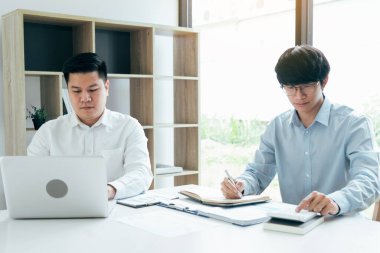 Birlikte ofiste çalışan iş adamları.