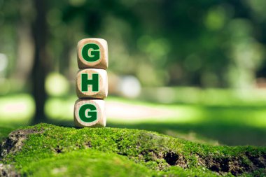 İş konsepti ve GHG sera gazı sembolü. Küpler ve bloklar üzerinde GHG Sera Gazı kelimesini kullan.