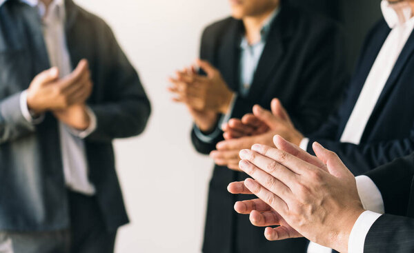 Различные мужские и женские аудитории аплодируют, выражая уважение и благодарность спикеру.