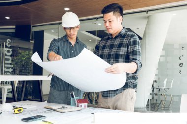 Mühendisler proje türlerinin yapısal analizi ve planları üzerinde çalışmalara yardım ediyorlar..