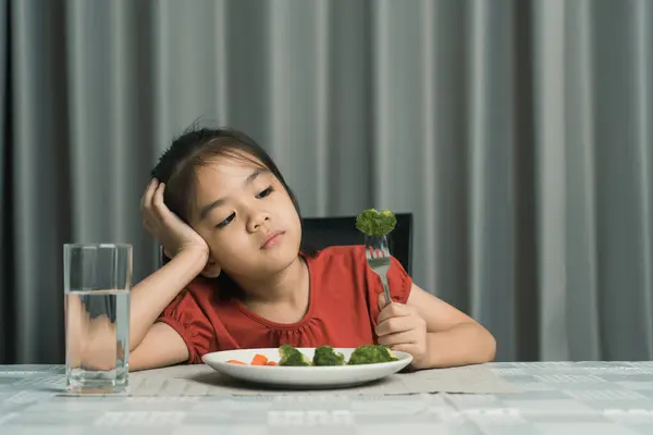 Μικρό Χαριτωμένο Κοριτσάκι Αρνείται Φάει Υγιεινά Λαχανικά Στα Παιδιά Δεν Royalty Free Εικόνες Αρχείου