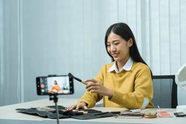 Азиатские Девочки Подростки Делают Визажисты Используют Видеомобильную Камеру Записи Видеоблогов Стоковая Картинка