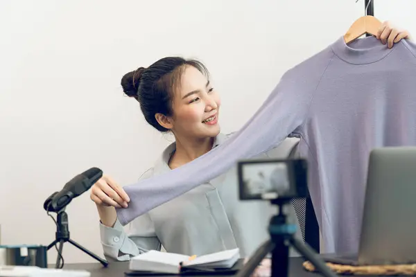 Молодые Азиатские Предприниматели Собирают Свою Одежду Похвастаться Перед Клиентами Через Стоковое Изображение