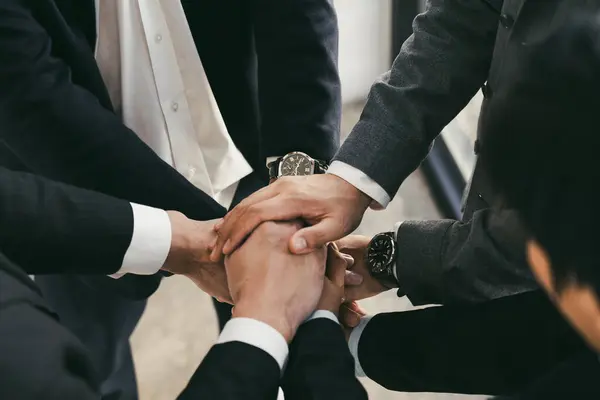 統一の彼らの手を一緒に結合するビジネス人々 のグループをクローズ アップ ストック写真