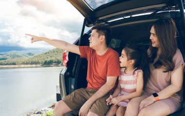 Yaz tatilleri. Mutlu aile en sevdikleri arabayla gezinin tadını çıkarıyor. Tatil ve seyahat aile kavramı.