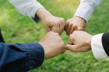 Dünya Çevre Günü, sürdürülebilir kalkınma hedefi ile el ele tutuşan küresel toplum takım çalışması hakkında işbirliğine katılan bir grup gönüllü insan.