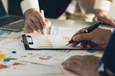 İki işadamı takım hesaplamak tablo Office Özet raporu yıllık hakkında.